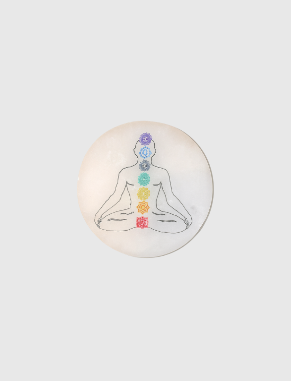 Plato de Selenita con Persona y Siete Chakras